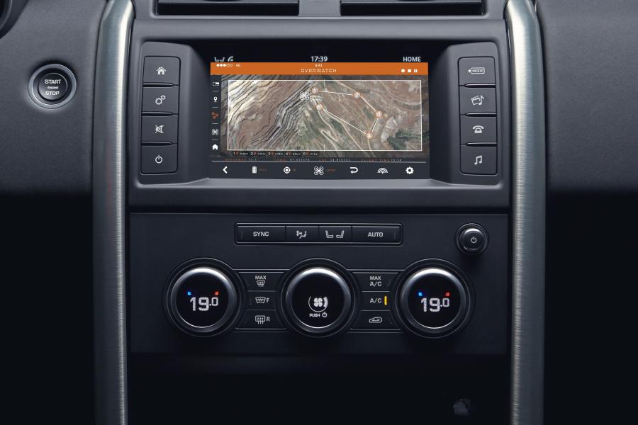 Детали интерьера Land Rover Discovery Project Hero 2017 года  (фото 4 из 16)